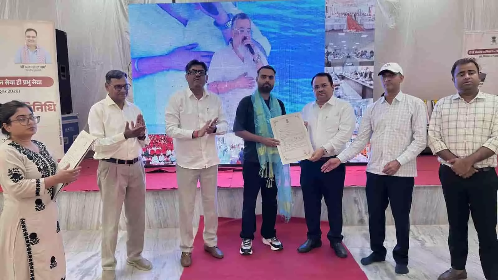 तस्वीर में ब्यावर के अम्बेडकर भवन में आयोजित कार्यक्रम के दौरान युवाओं को नियुक्ति पत्र सौंपते अधिकारी दिखाई दे रहे हैं। तस्वीर में ब्यावर के अम्बेडकर भवन में आयोजित कार्यक्रम के दौरान युवाओं को नियुक्ति पत्र सौंपते अधिकारी दिखाई दे रहे हैं।
