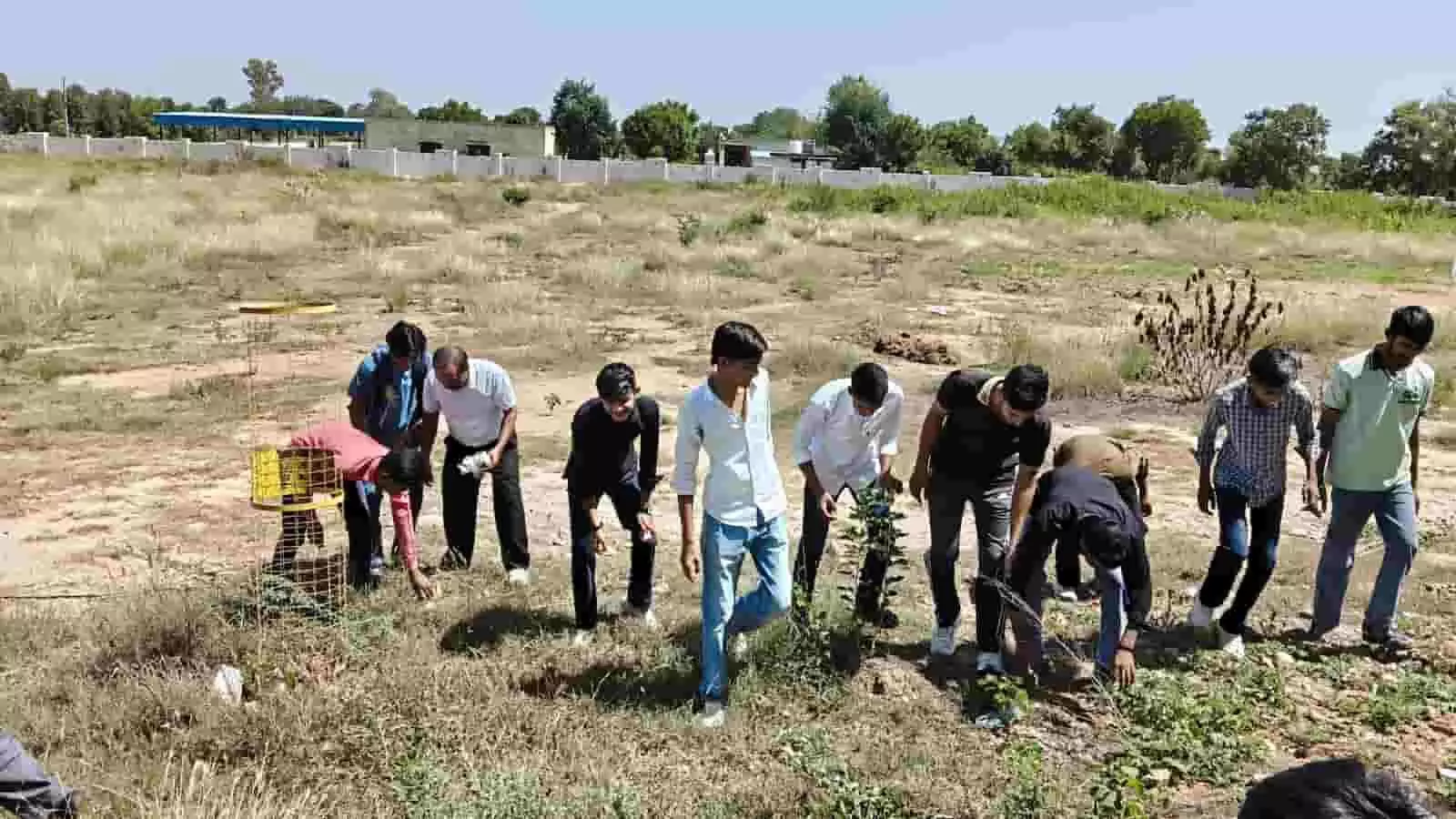 तस्वीर में मावली राजकीय महाविद्यालय के प्रांगण में स्वच्छता अभियान के तहत छात्र और संकाय सदस्य श्रमदान कर रहे हैं। तस्वीर में मावली राजकीय महाविद्यालय के प्रांगण में स्वच्छता अभियान के तहत छात्र और संकाय सदस्य श्रमदान कर रहे हैं।