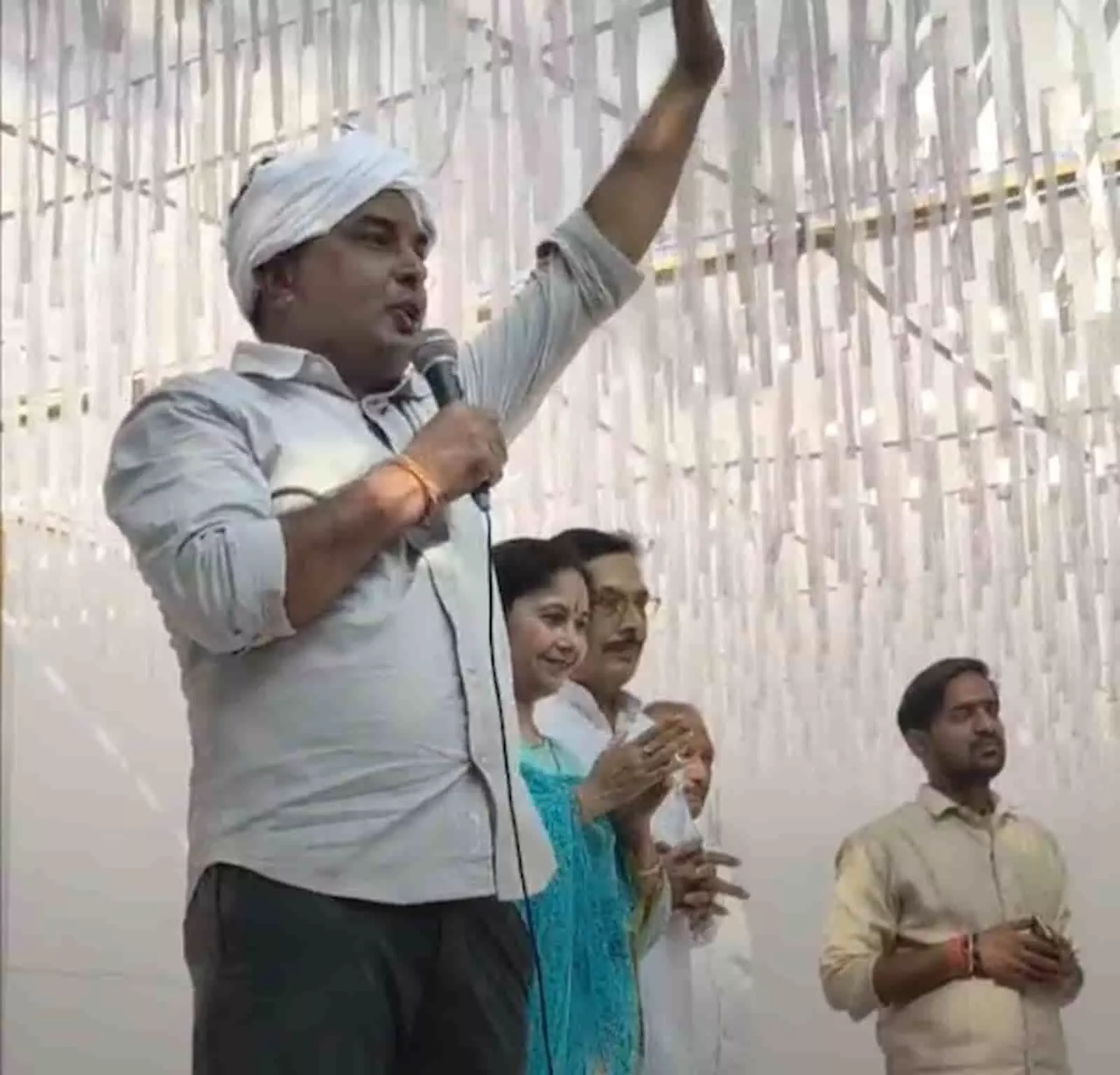 तस्वीर में नरेश मीणा बारां में किसानों के प्रदर्शन के दौरान हाथ उठाकर संबोधित कर रहे हैं। तस्वीर में नरेश मीणा बारां में किसानों के प्रदर्शन के दौरान हाथ उठाकर संबोधित कर रहे हैं।