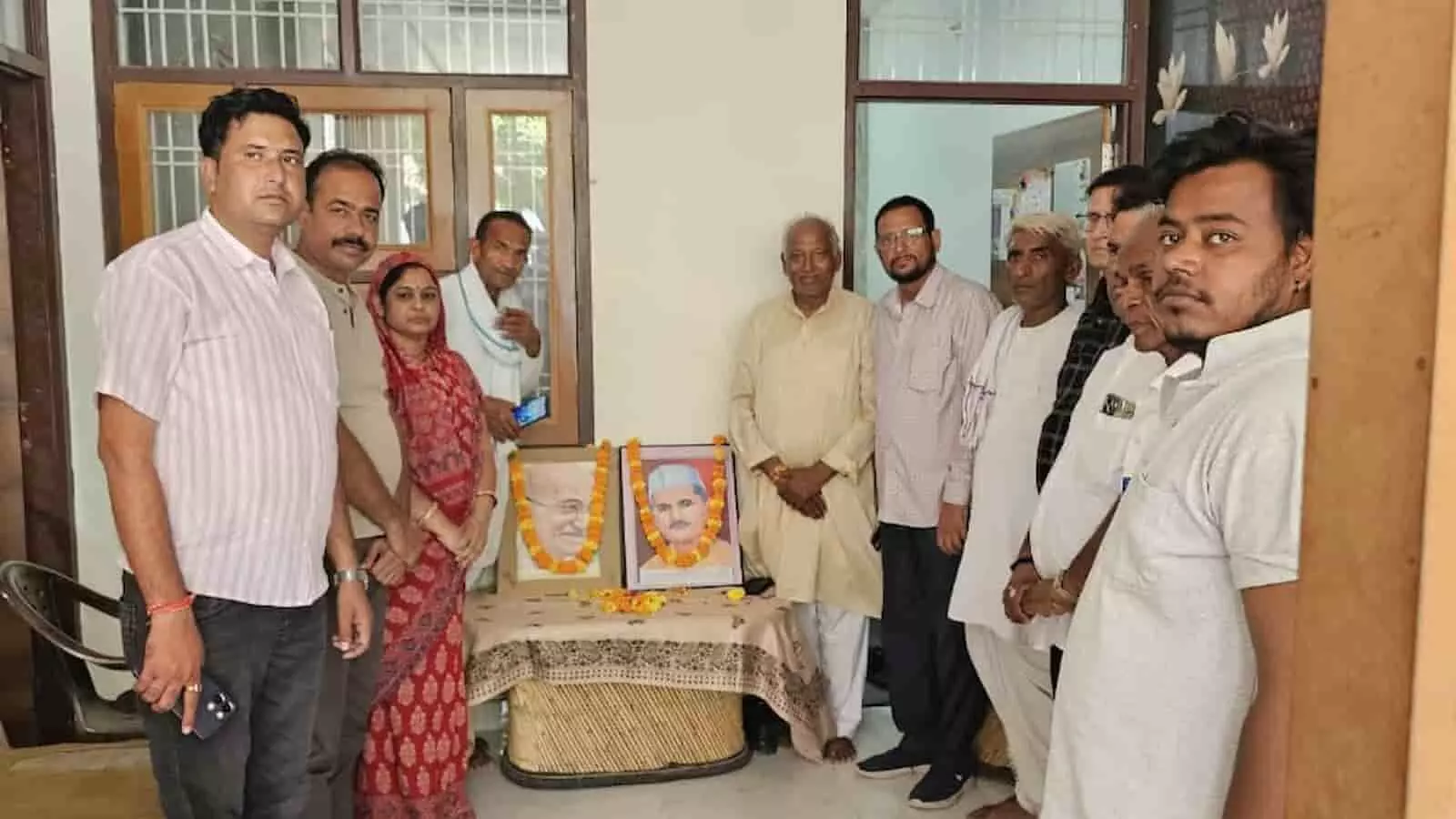 तस्वीर में दिख रही कांग्रेस के सदस्य कमरे में रखे महात्मा गांधी और लाल बहादुर शास्त्री के चित्रों के पास खड़े हैं। तस्वीर में दिख रही कांग्रेस के सदस्य कमरे में रखे महात्मा गांधी और लाल बहादुर शास्त्री के चित्रों के पास खड़े हैं।