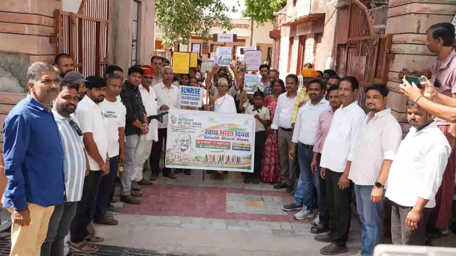 रायपुर में स्वच्छता अभियान के तहत बैनर पकड़े खड़े जनप्रतिनिधि और नागरिक रायपुर में स्वच्छता अभियान के तहत बैनर पकड़े खड़े जनप्रतिनिधि और नागरिक