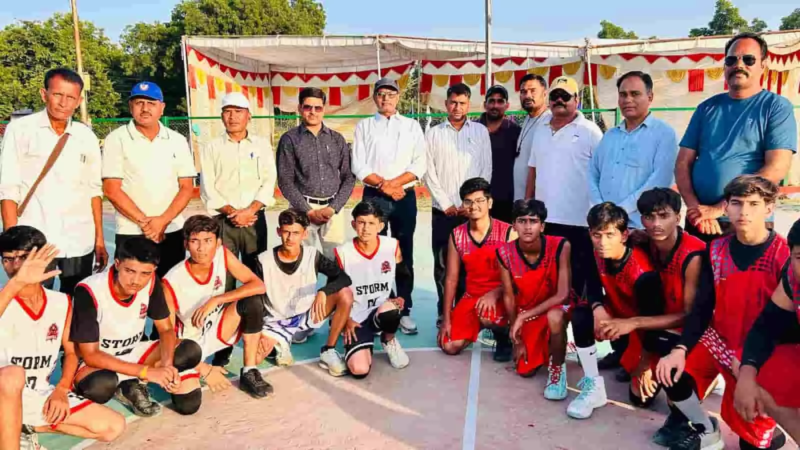 तस्वीर में दिख रही बास्केटबॉल टीम के खिलाड़ी और अधिकारी खेल के मैदान पर एक साथ खड़े हैं। तस्वीर में दिख रही बास्केटबॉल टीम के खिलाड़ी और अधिकारी खेल के मैदान पर एक साथ खड़े हैं।