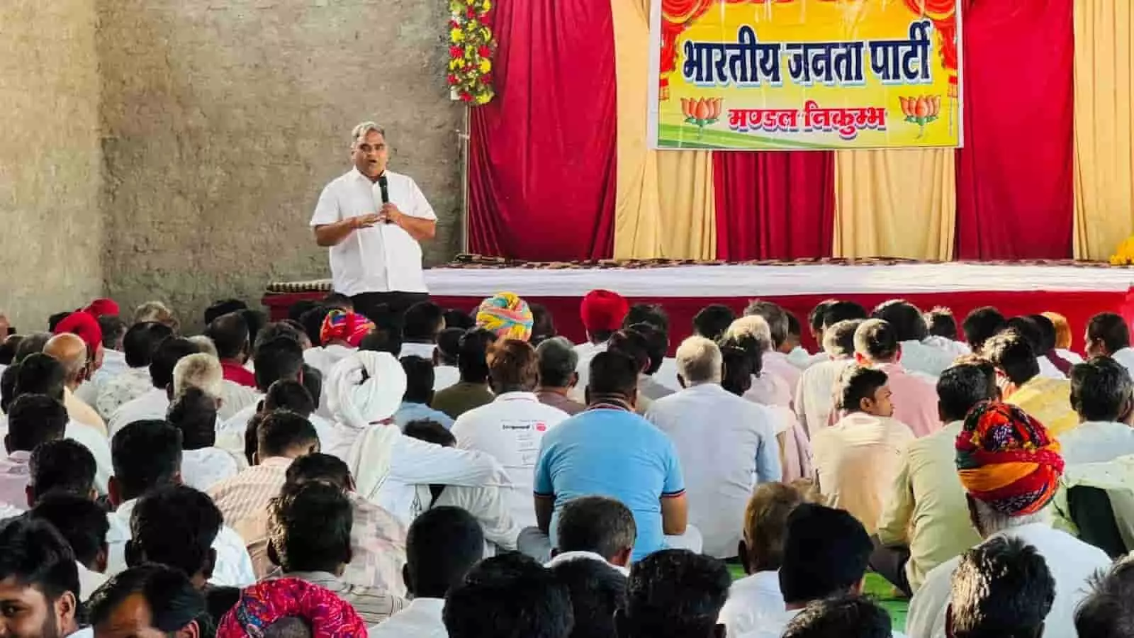 तस्वीर में बड़ीसादड़ी के निकुंभ में आयोजित भाजपा बैठक के दौरान मंत्री गौतम कुमार दक उपस्थित जनसमूह को संबोधित करते हुए। तस्वीर में बड़ीसादड़ी के निकुंभ में आयोजित भाजपा बैठक के दौरान मंत्री गौतम कुमार दक उपस्थित जनसमूह को संबोधित करते हुए।