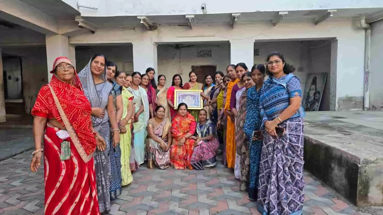 तस्वीर में दिख रही माहेश्वरी समाज की महिलाएं एक साथ खड़े होकर सामूहिक फोटो खिंचवा रही हैं। तस्वीर में दिख रही माहेश्वरी समाज की महिलाएं एक साथ खड़े होकर सामूहिक फोटो खिंचवा रही हैं।