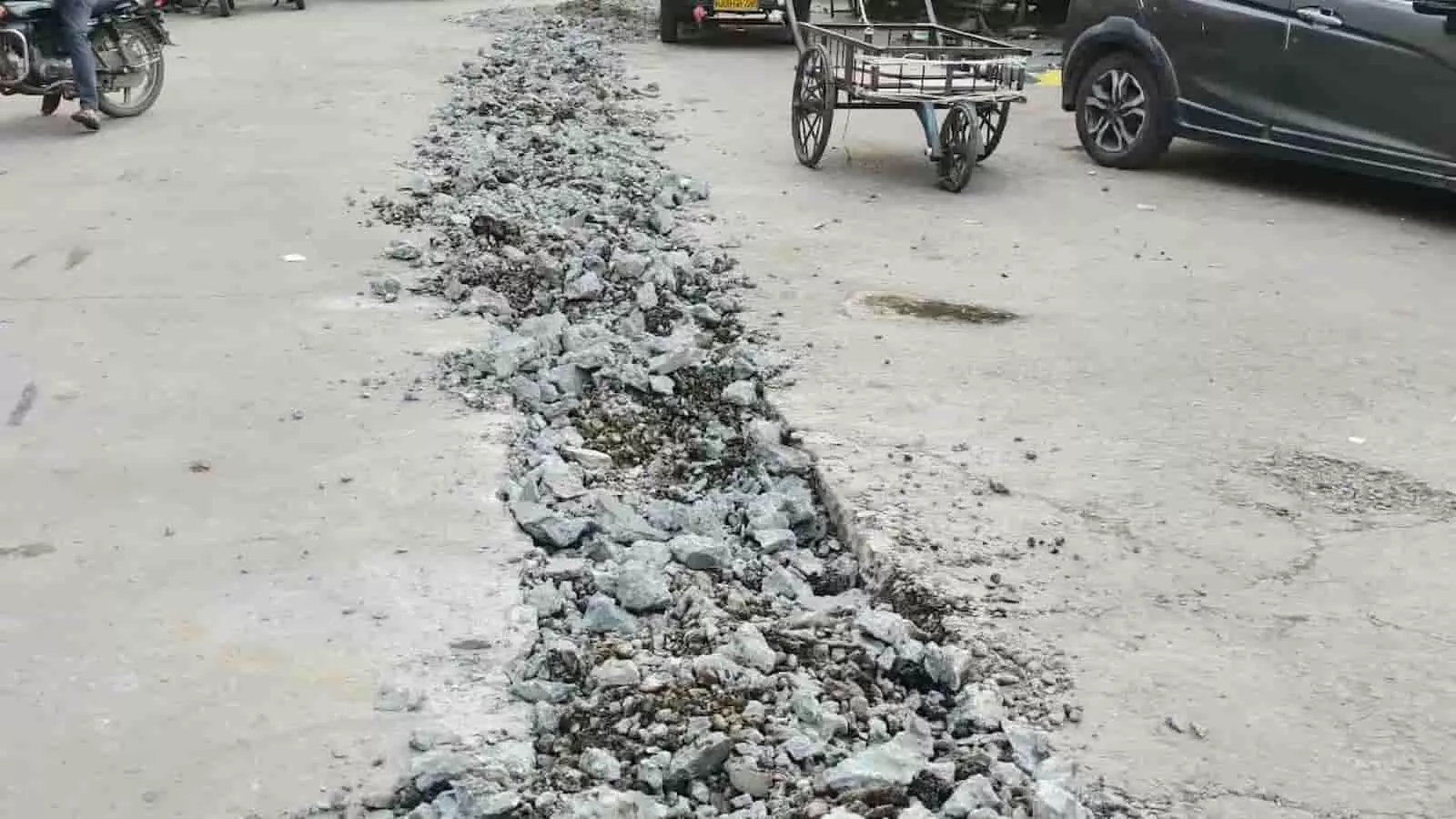 तस्वीर में दिख रही पक्की सड़क के बीचों-बीच पाइपलाइन कार्य के लिए लंबी खुदाई की गई है। तस्वीर में दिख रही पक्की सड़क के बीचों-बीच पाइपलाइन कार्य के लिए लंबी खुदाई की गई है।