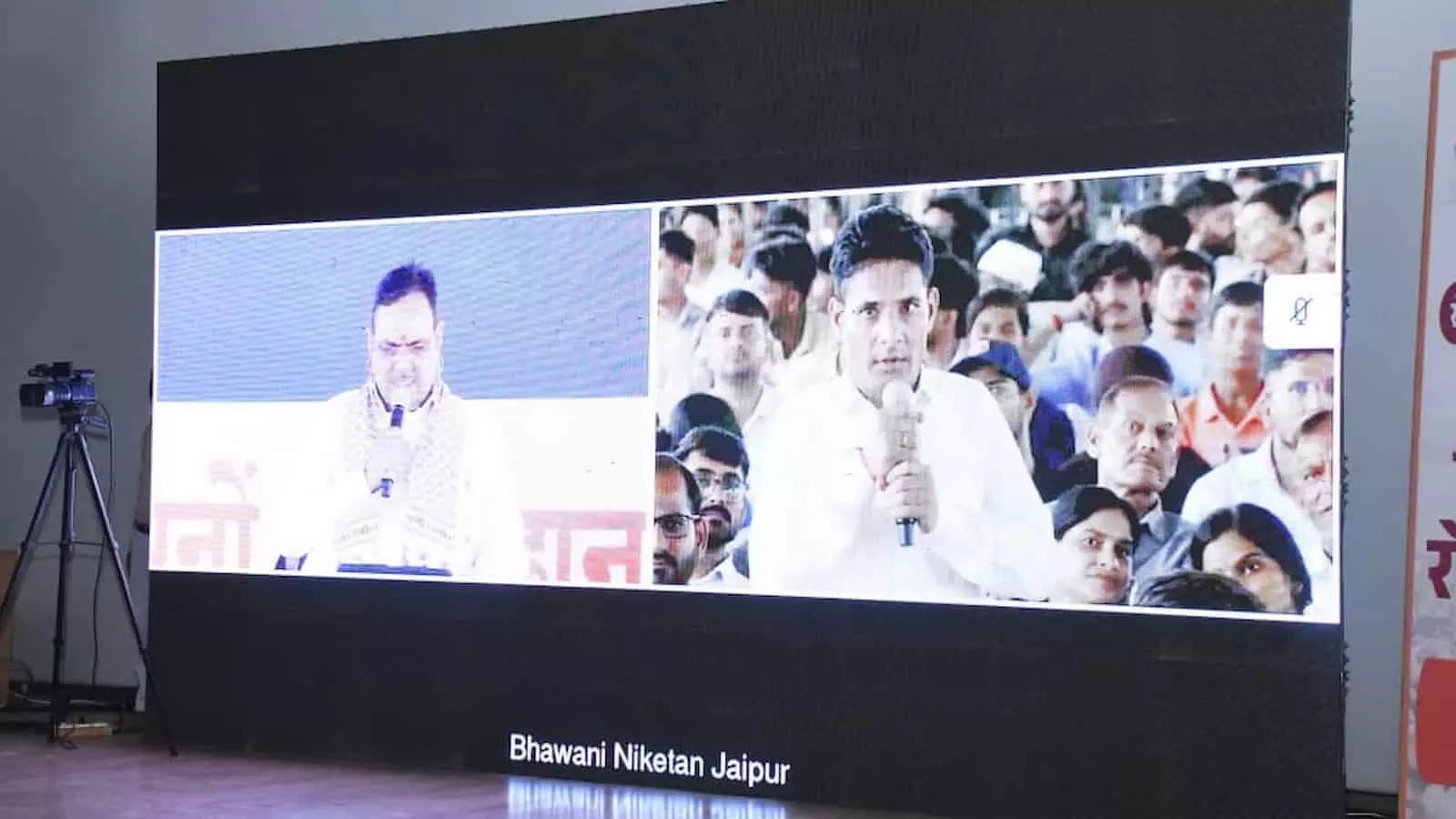 तस्वीर में दिख रही डिजिटल स्क्रीन के बाईं ओर मुख्यमंत्री और दाईं ओर माइक थामे युवा संवाद करते दिख रहे हैं। तस्वीर में दिख रही डिजिटल स्क्रीन के बाईं ओर मुख्यमंत्री और दाईं ओर माइक थामे युवा संवाद करते दिख रहे हैं।