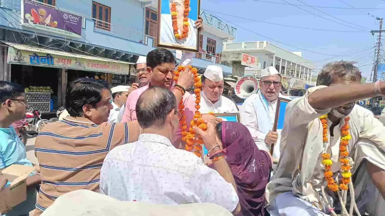 तस्वीर में बाएं से दाएं लोग बैलगाड़ी पर बैठकर चित्रों पर माला पहनाकर श्रद्धांजलि अर्पित कर रहे हैं। तस्वीर में बाएं से दाएं लोग बैलगाड़ी पर बैठकर चित्रों पर माला पहनाकर श्रद्धांजलि अर्पित कर रहे हैं।