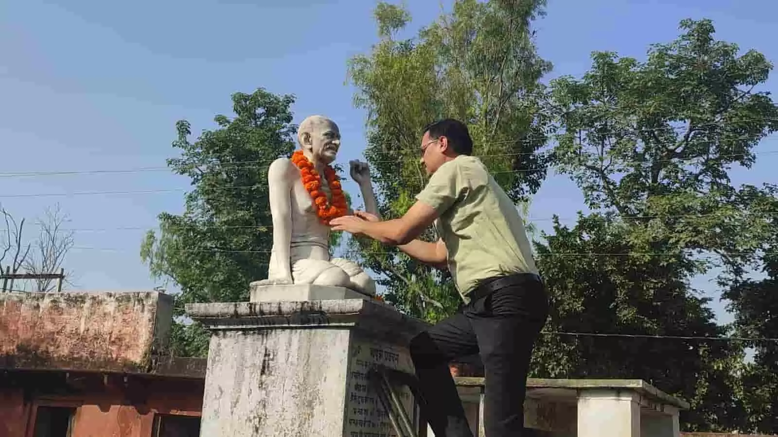 तस्वीर में एक व्यक्ति भुसावर में महात्मा गांधी की प्रतिमा पर माल्यार्पण कर रहा है। तस्वीर में एक व्यक्ति भुसावर में महात्मा गांधी की प्रतिमा पर माल्यार्पण कर रहा है।
