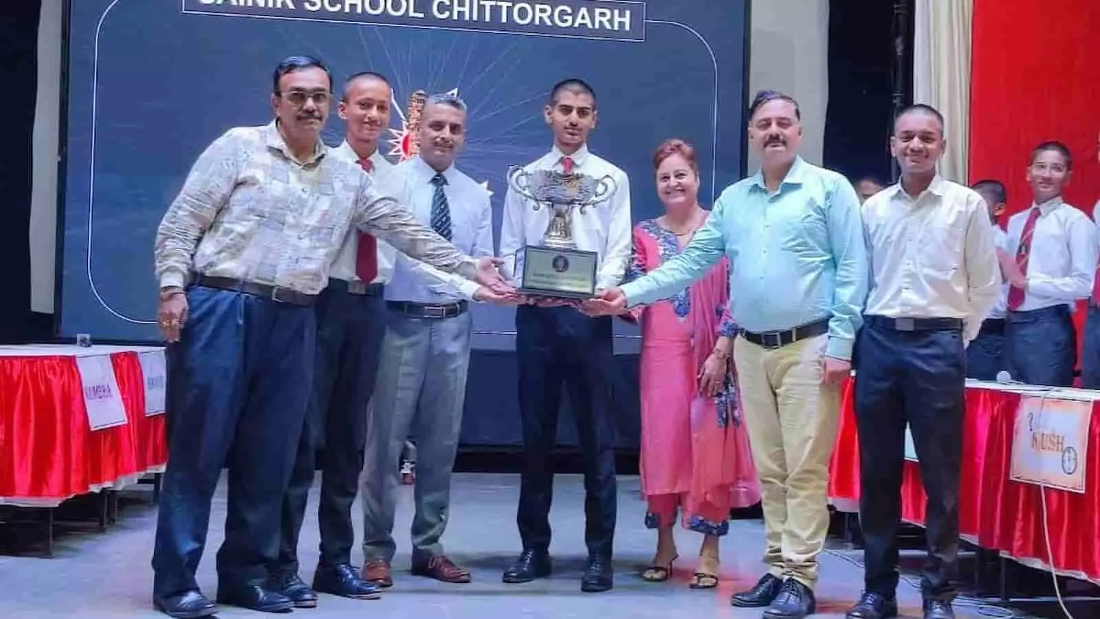 तस्वीर में सैनिक स्कूल चित्तौड़गढ़ में विजेता टीम को ट्रॉफी प्रदान करते हुए मुख्य अतिथि नजर आ रहे हैं. तस्वीर में सैनिक स्कूल चित्तौड़गढ़ में विजेता टीम को ट्रॉफी प्रदान करते हुए मुख्य अतिथि नजर आ रहे हैं.