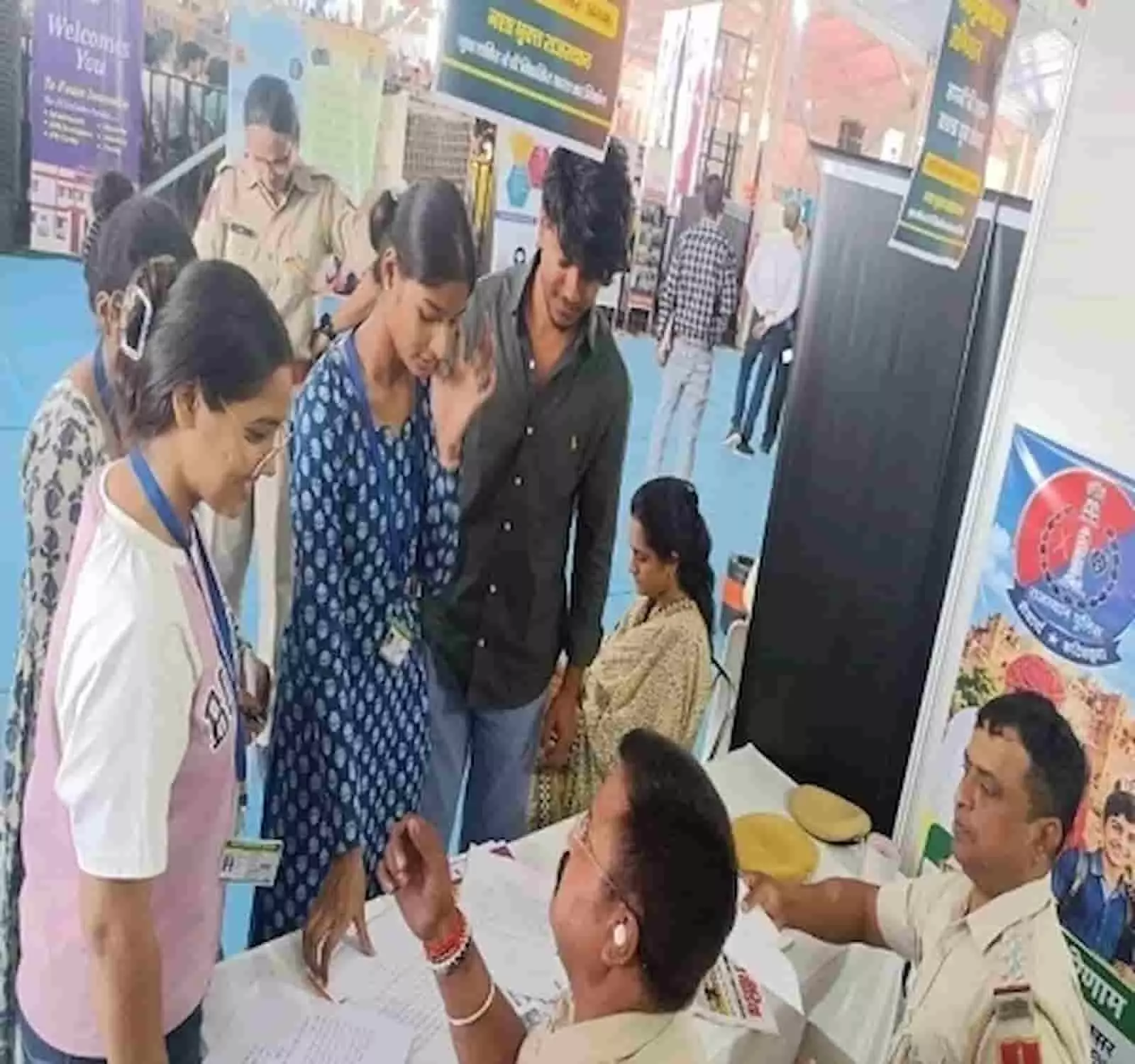 तस्वीर में भवानी निकेतन कॉलेज में पुलिस अधिकारियों के सामने छात्र नशामुक्ति का संकल्प पत्र भर रहे हैं। तस्वीर में भवानी निकेतन कॉलेज में पुलिस अधिकारियों के सामने छात्र नशामुक्ति का संकल्प पत्र भर रहे हैं।