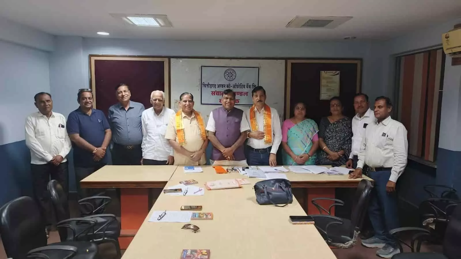तस्वीर में चित्तौड़गढ़ अर्बन को-ऑपरेटिव बैंक लिमिटेड के कार्यालय में बैठक के दौरान खड़े बैंक अधिकारी और सदस्य। तस्वीर में चित्तौड़गढ़ अर्बन को-ऑपरेटिव बैंक लिमिटेड के कार्यालय में बैठक के दौरान खड़े बैंक अधिकारी और सदस्य।