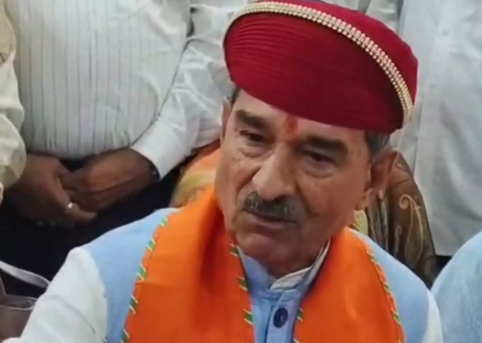 तस्वीर में राजसमंद में लाल पगड़ी पहने भाजपा नेता मदन राठौड़ अन्य लोगों के साथ बैठे हैं। तस्वीर में राजसमंद में लाल पगड़ी पहने भाजपा नेता मदन राठौड़ अन्य लोगों के साथ बैठे हैं।