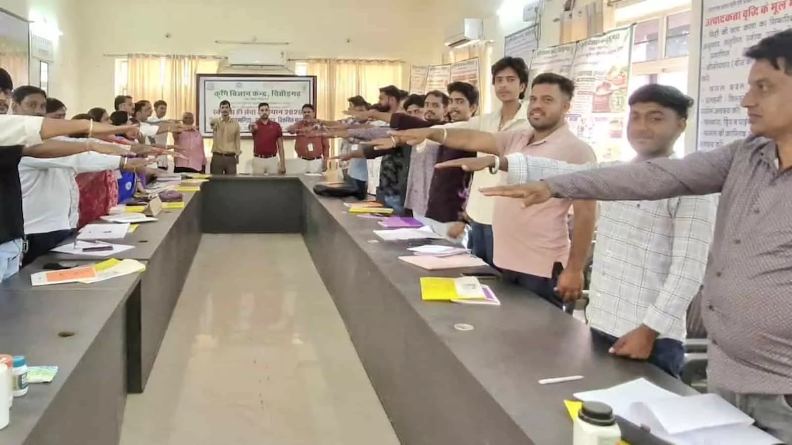 चित्तौड़गढ़ कृषि विज्ञान केंद्र में स्वच्छता शपथ लेते हुए लोग चित्तौड़गढ़ कृषि विज्ञान केंद्र में स्वच्छता शपथ लेते हुए लोग
