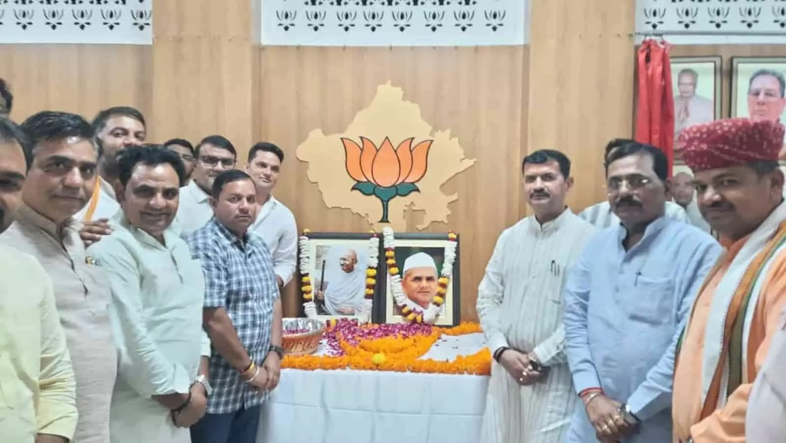 तस्वीर में भाजपा प्रदेश कार्यालय में बापू और शास्त्री जी के चित्र के समक्ष खड़े होकर पुष्पांजलि अर्पित करते नेता। तस्वीर में भाजपा प्रदेश कार्यालय में बापू और शास्त्री जी के चित्र के समक्ष खड़े होकर पुष्पांजलि अर्पित करते नेता।