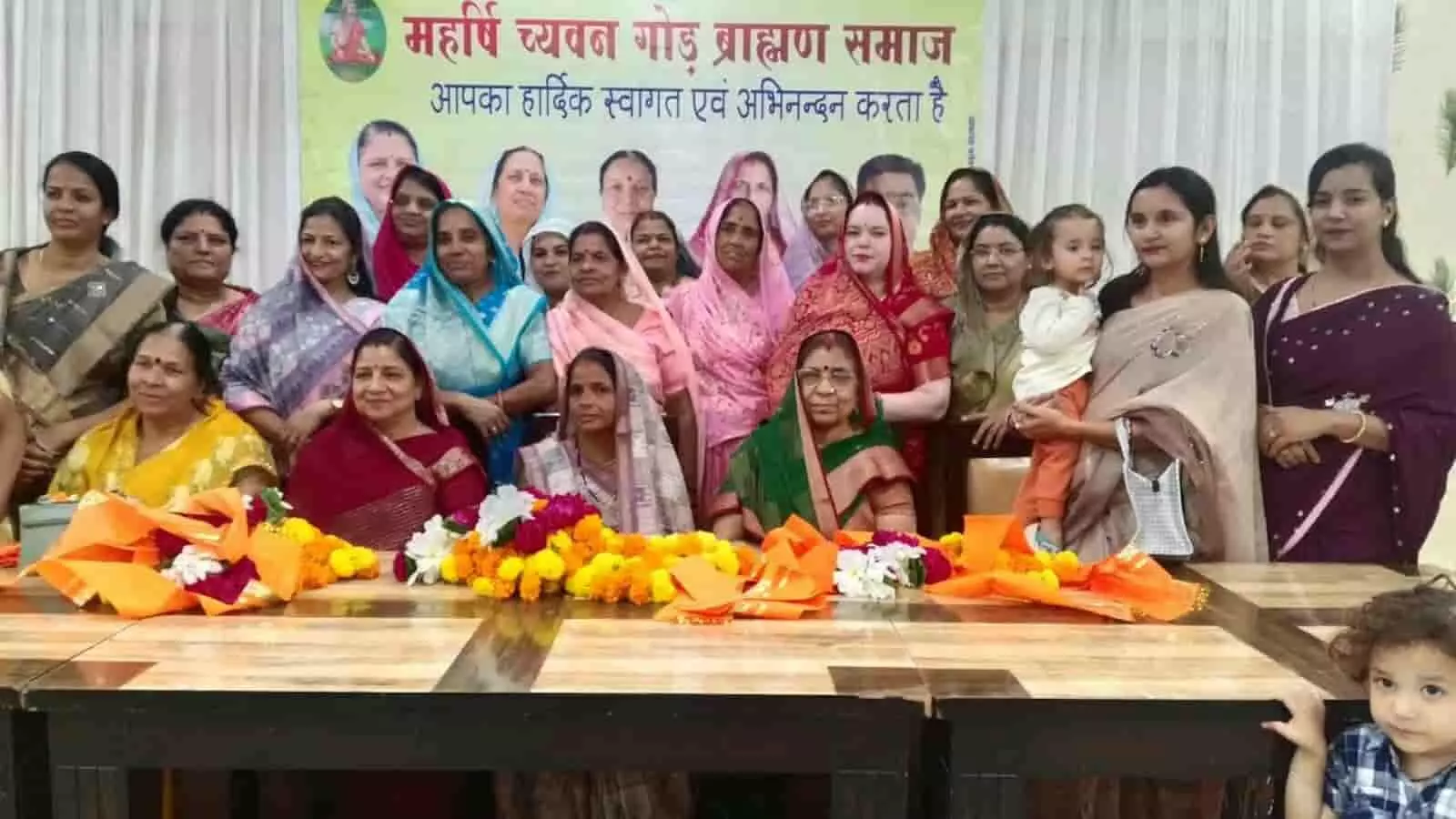 तस्वीर में कपासन में स्वागत समारोह के दौरान नवनिर्वाचित अध्यक्ष सरोज बारेगामा और समाज की महिलाएं नजर आ रही हैं। तस्वीर में कपासन में स्वागत समारोह के दौरान नवनिर्वाचित अध्यक्ष सरोज बारेगामा और समाज की महिलाएं नजर आ रही हैं।