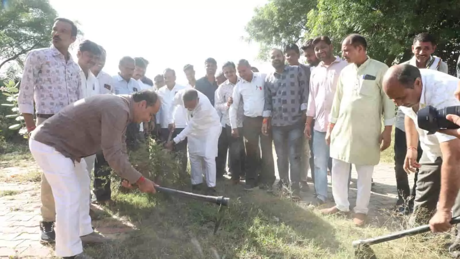 तस्वीर में दिख रहे ऊर्जा मंत्री हीरालाल नागर अन्य लोगों के साथ खुले स्थान पर सफाई अभियान चला रहे हैं। तस्वीर में दिख रहे ऊर्जा मंत्री हीरालाल नागर अन्य लोगों के साथ खुले स्थान पर सफाई अभियान चला रहे हैं।