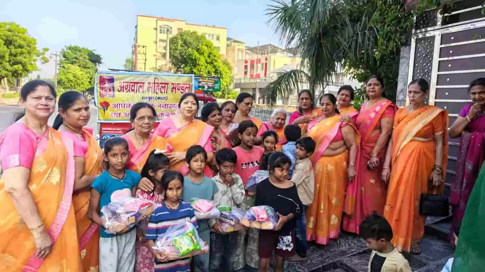 तस्वीर में दिख रही महिलाएं बच्चों को राहत सामग्री के पैकेट सौंपती नजर आ रही हैं। तस्वीर में दिख रही महिलाएं बच्चों को राहत सामग्री के पैकेट सौंपती नजर आ रही हैं।