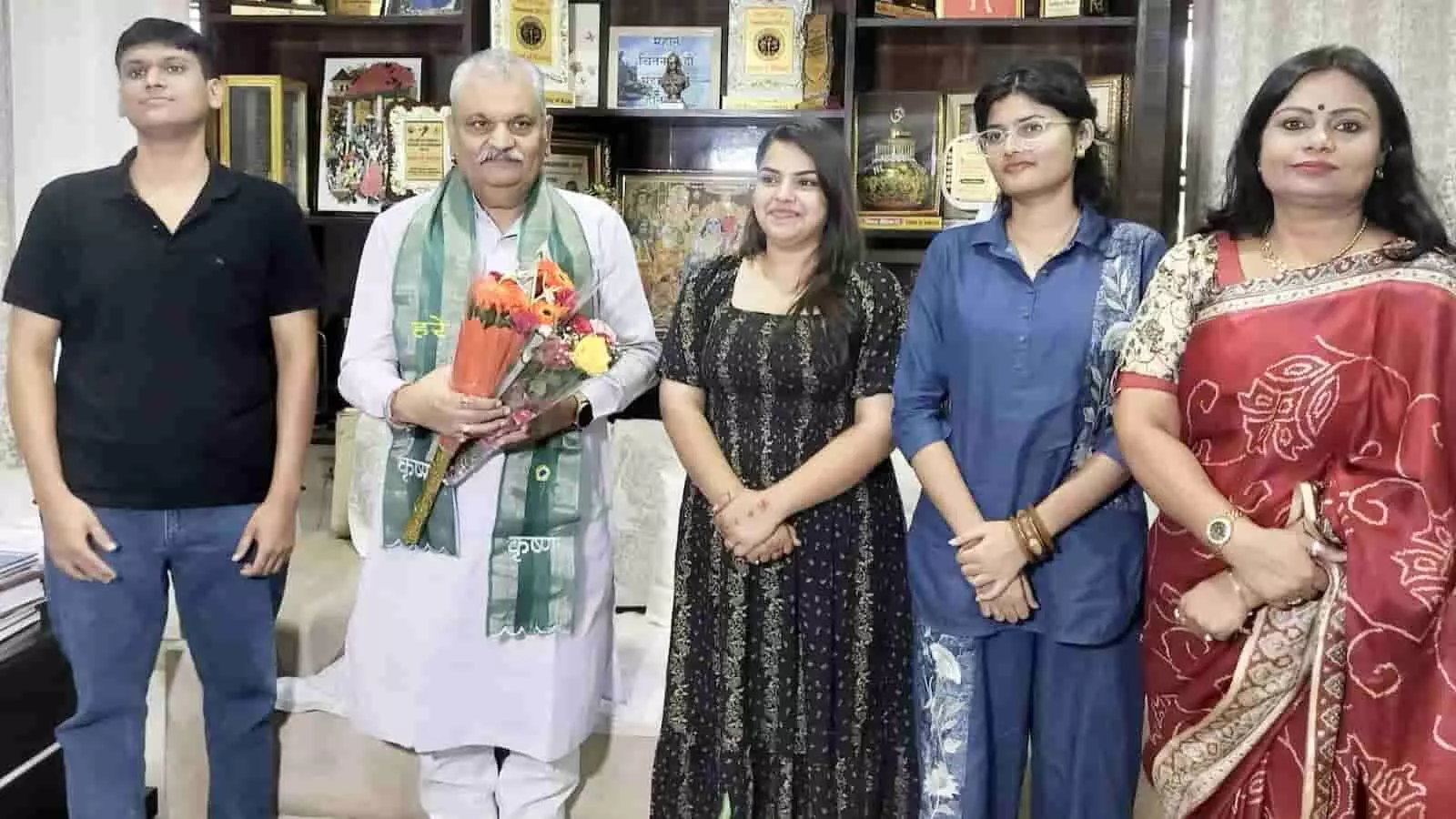 तस्वीर में बाएं से दाएं खड़े विद्यार्थी अत्रे गौतम, प्रो. बी.पी. सारस्वत, लक्षिता दाधीच, दीपल हाड़ा और अनुकृति शर्मा दिख रहे हैं। तस्वीर में बाएं से दाएं खड़े विद्यार्थी अत्रे गौतम, प्रो. बी.पी. सारस्वत, लक्षिता दाधीच, दीपल हाड़ा और अनुकृति शर्मा दिख रहे हैं।