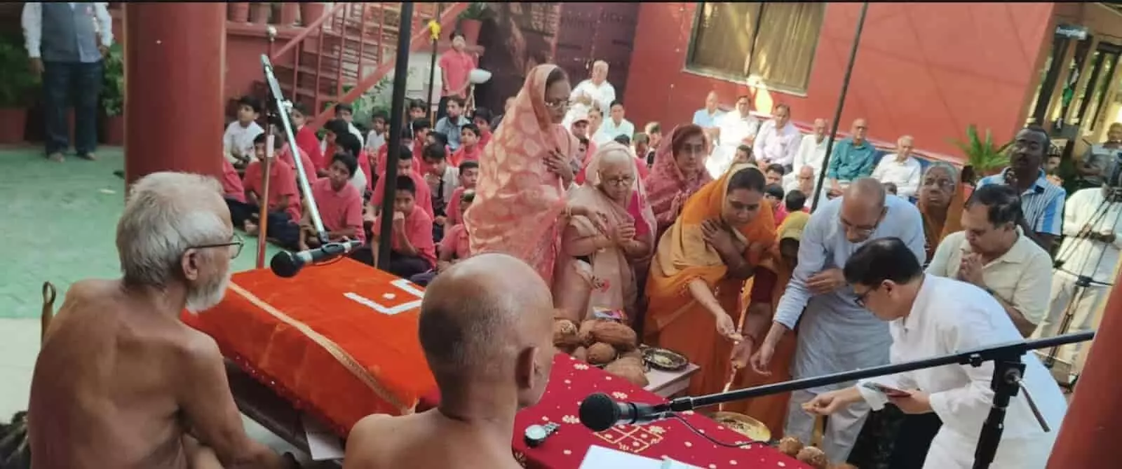 तस्वीर में दिगंबर जैन मुनिश्री के समक्ष उपस्थित श्रद्धालु हाथ जोड़कर धार्मिक अनुष्ठान और पूजा-अर्चना कर रहे हैं। तस्वीर में दिगंबर जैन मुनिश्री के समक्ष उपस्थित श्रद्धालु हाथ जोड़कर धार्मिक अनुष्ठान और पूजा-अर्चना कर रहे हैं।