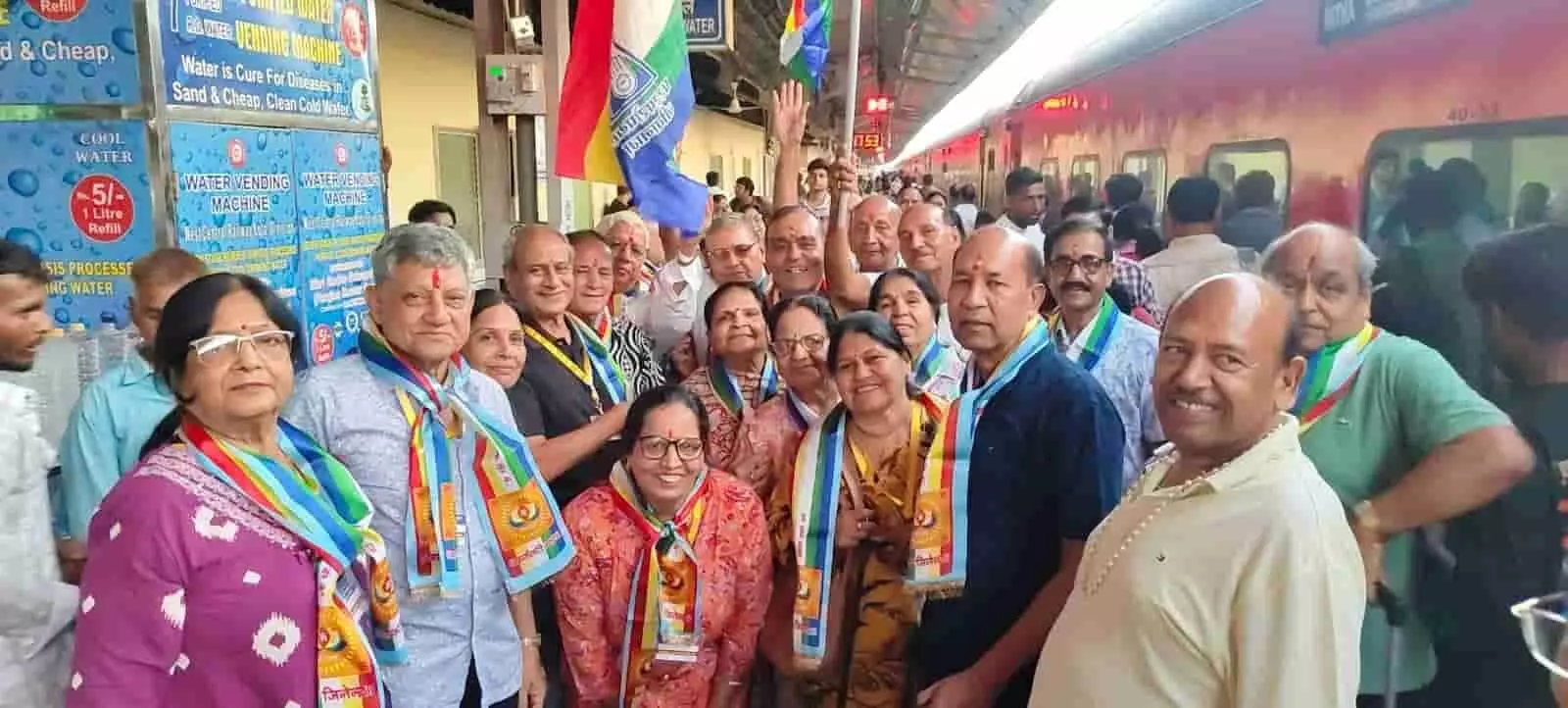 तस्वीर में रेलवे प्लेटफॉर्म पर खड़े जैन समाज के सदस्य झंडा लहराते हुए यात्रा के लिए एकजुट दिख रहे हैं। तस्वीर में रेलवे प्लेटफॉर्म पर खड़े जैन समाज के सदस्य झंडा लहराते हुए यात्रा के लिए एकजुट दिख रहे हैं।