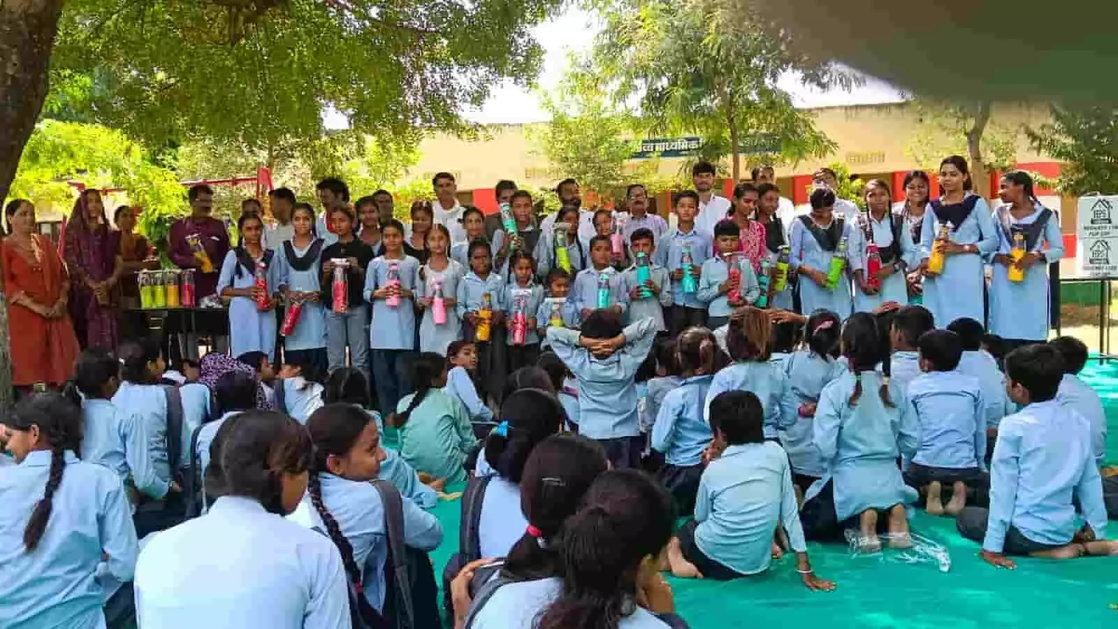 तस्वीर में राजकीय स्कूल के प्रांगण में पुरस्कार के साथ खड़े विद्यार्थी, शिक्षक और अन्य लोग दिख रहे हैं। तस्वीर में राजकीय स्कूल के प्रांगण में पुरस्कार के साथ खड़े विद्यार्थी, शिक्षक और अन्य लोग दिख रहे हैं।