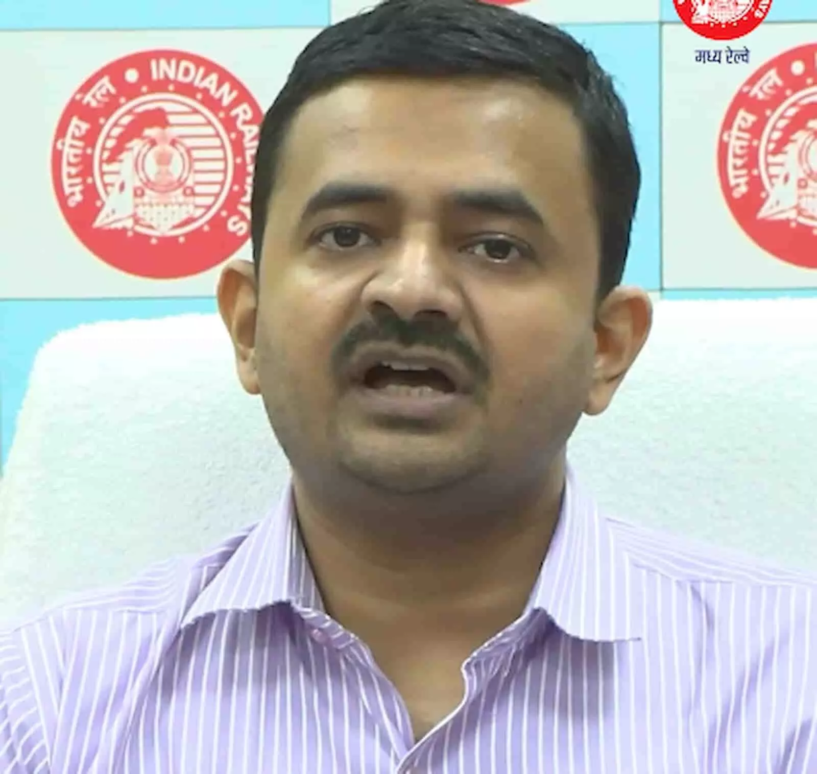मध्य रेलवे ने स्वच्छता पंधरवाड़ा पर सजाए ईएमयू रेक, डीजल लोको और जनशताब्दी डिब्बे मध्य रेलवे ने स्वच्छता पंधरवाड़ा पर सजाए ईएमयू रेक, डीजल लोको और जनशताब्दी डिब्बे