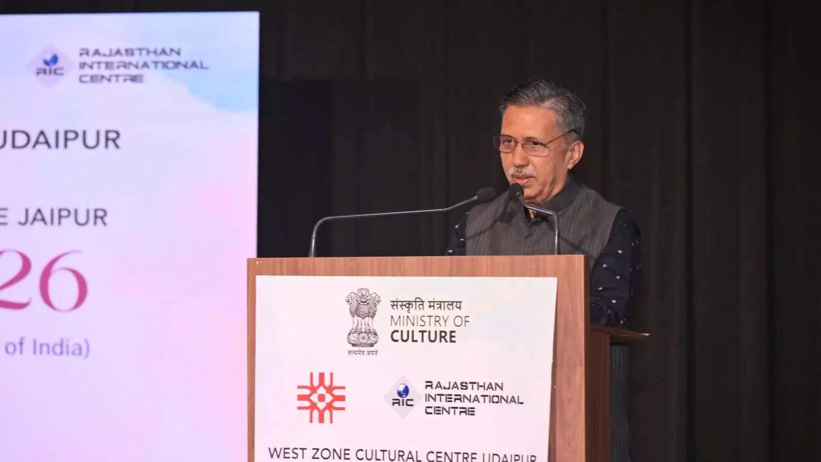 तस्वीर में दिख रहे व्यक्ति राजस्थान इंटरनेशनल सेंटर के पॉडियम पर खड़े होकर भाषण दे रहे हैं। तस्वीर में दिख रहे व्यक्ति राजस्थान इंटरनेशनल सेंटर के पॉडियम पर खड़े होकर भाषण दे रहे हैं।