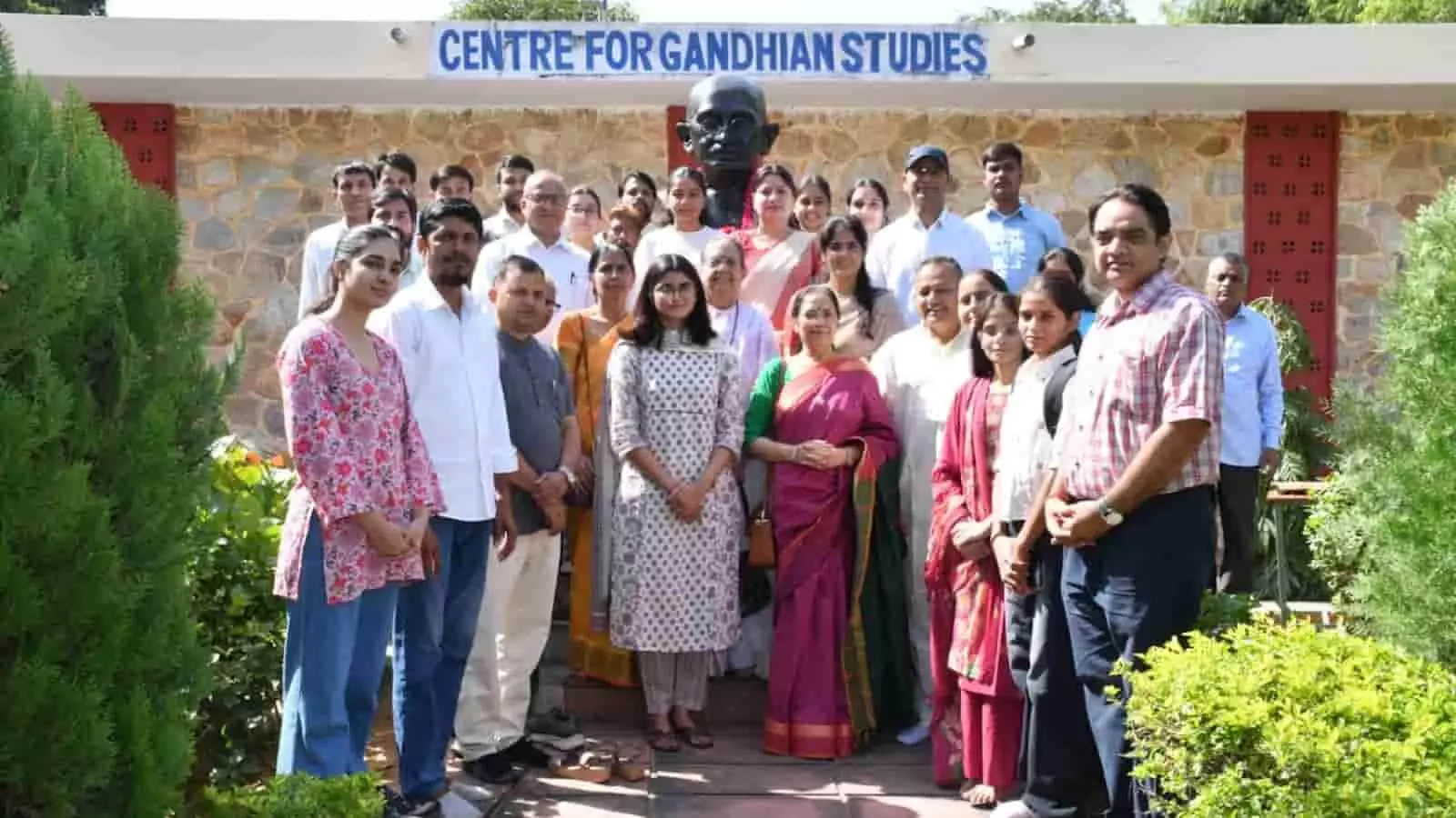 तस्वीर में दिख रहे लोग गांधी अध्ययन केंद्र भवन और प्रतिमा के सामने समूह में खड़े हैं। तस्वीर में दिख रहे लोग गांधी अध्ययन केंद्र भवन और प्रतिमा के सामने समूह में खड़े हैं।