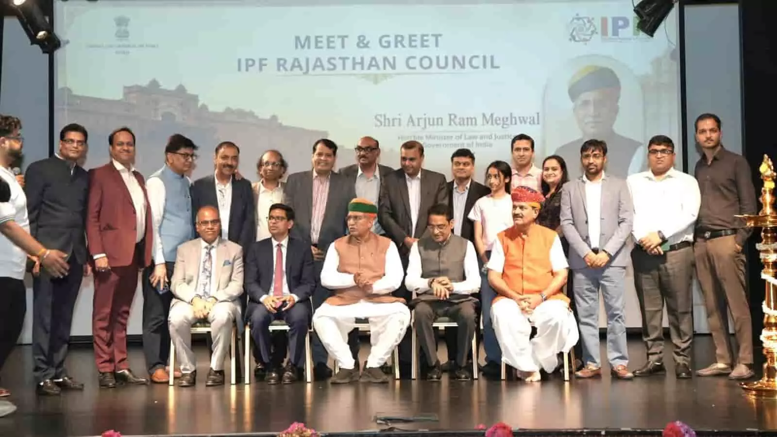 तस्वीर में दिख रही पृष्ठभूमि के आगे केंद्रीय मंत्री अर्जुन राम मेघवाल और अन्य लोग मंच पर साथ बैठे हैं। तस्वीर में दिख रही पृष्ठभूमि के आगे केंद्रीय मंत्री अर्जुन राम मेघवाल और अन्य लोग मंच पर साथ बैठे हैं।