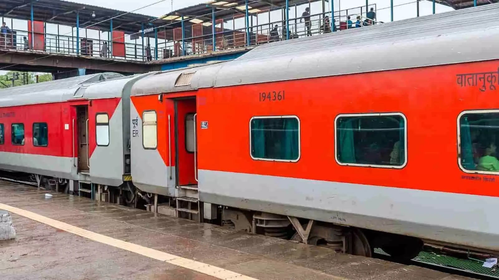 तस्वीर में रेलवे स्टेशन के प्लेटफॉर्म पर ट्रेन के डिब्बे खड़े हुए दिखाई दे रहे हैं। तस्वीर में रेलवे स्टेशन के प्लेटफॉर्म पर ट्रेन के डिब्बे खड़े हुए दिखाई दे रहे हैं।