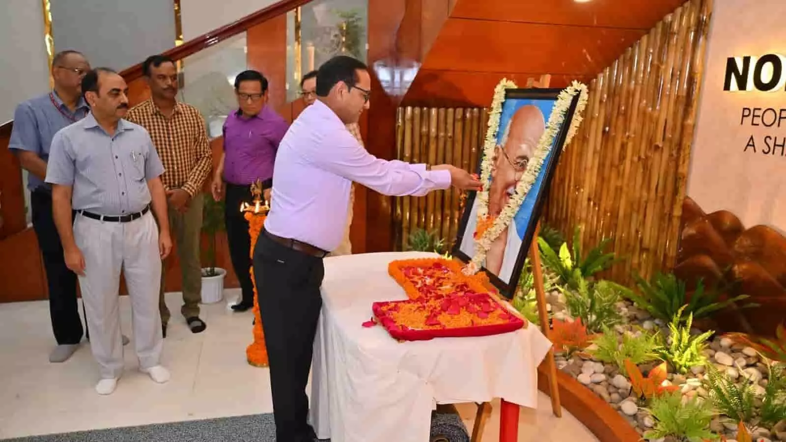 तस्वीर में महाप्रबंधक चेतन कुमार श्रीवास्तव मालीगांव कार्यालय में महात्मा गांधी को श्रद्धासुमन अर्पित कर रहे हैं. तस्वीर में महाप्रबंधक चेतन कुमार श्रीवास्तव मालीगांव कार्यालय में महात्मा गांधी को श्रद्धासुमन अर्पित कर रहे हैं.
