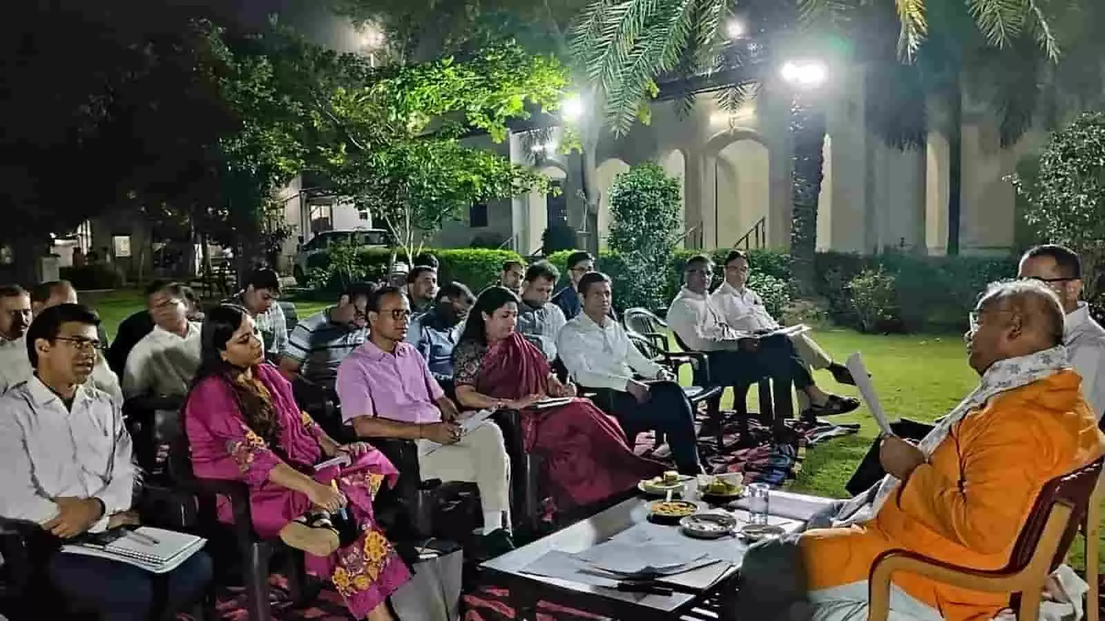 तस्वीर में मंत्री कुर्सी पर बैठकर दस्तावेज पढ़ते दिख रहे हैं और अधिकारी उनके सामने बैठे हैं। तस्वीर में मंत्री कुर्सी पर बैठकर दस्तावेज पढ़ते दिख रहे हैं और अधिकारी उनके सामने बैठे हैं।