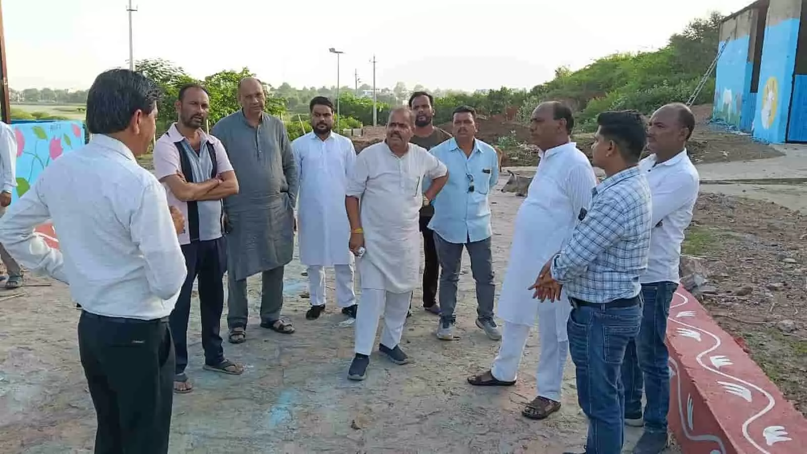 तस्वीर में नवनिर्वाचित सभापति नरेश जैन और अन्य जनप्रतिनिधि सलूंबर गौशाला परिसर में खड़े होकर अधिकारियों से बातचीत कर रहे हैं। तस्वीर में नवनिर्वाचित सभापति नरेश जैन और अन्य जनप्रतिनिधि सलूंबर गौशाला परिसर में खड़े होकर अधिकारियों से बातचीत कर रहे हैं।