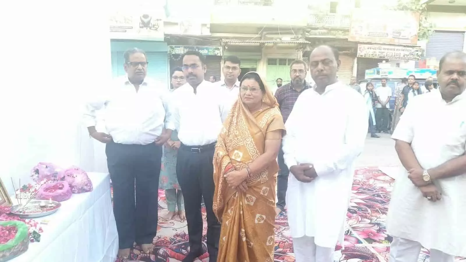 तस्वीर में बाएं से दाएं, सफेद शर्ट और कुर्ता पहने जनप्रतिनिधि तथा अधिकारी कार्यक्रम स्थल पर साथ खड़े हैं। तस्वीर में बाएं से दाएं, सफेद शर्ट और कुर्ता पहने जनप्रतिनिधि तथा अधिकारी कार्यक्रम स्थल पर साथ खड़े हैं।