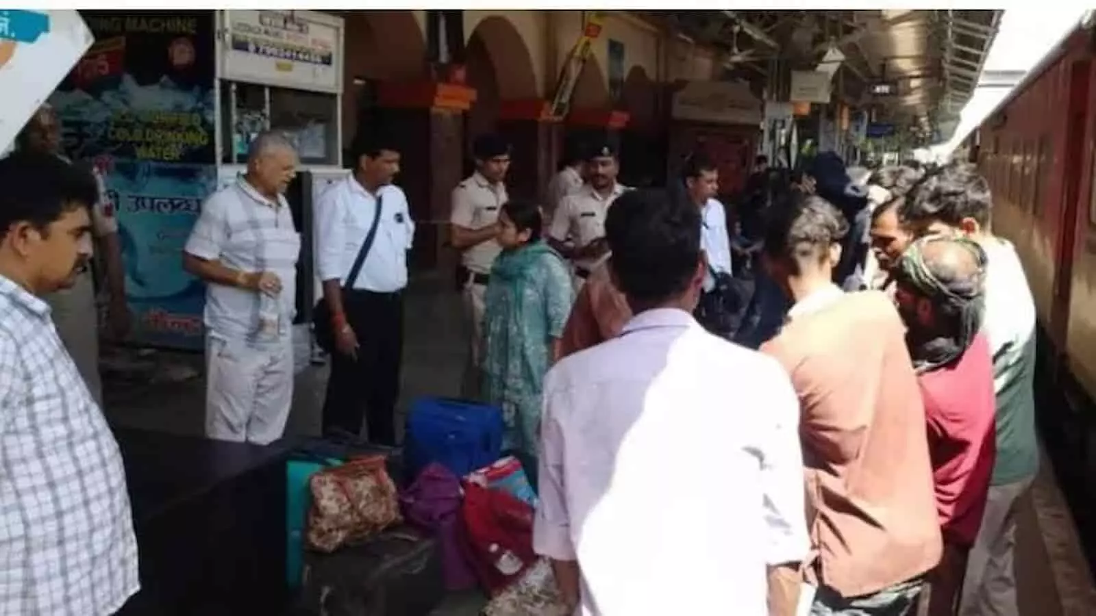 तस्वीर में दिख रही कटनी स्टेशन पर खड़ी ट्रेन के पास रेलवे अधिकारी, पुलिसकर्मी और लोग खड़े हैं। तस्वीर में दिख रही कटनी स्टेशन पर खड़ी ट्रेन के पास रेलवे अधिकारी, पुलिसकर्मी और लोग खड़े हैं।