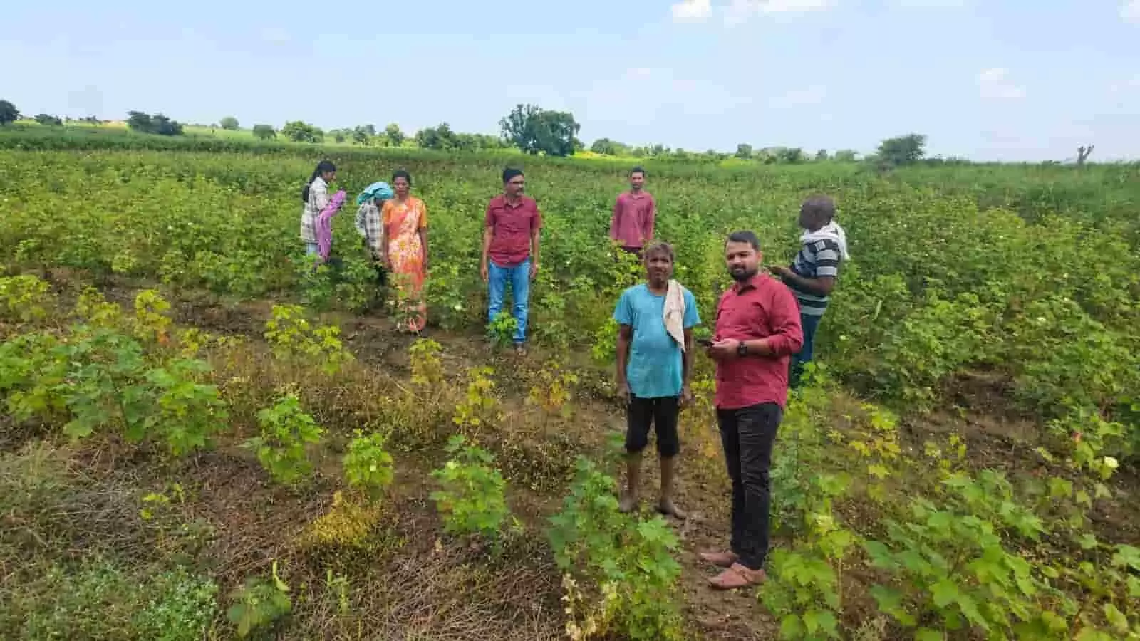 तस्वीर में दिख रही जगह पर अधिकारी और किसान खेत के बीच खड़े होकर निरीक्षण कर रहे हैं। तस्वीर में दिख रही जगह पर अधिकारी और किसान खेत के बीच खड़े होकर निरीक्षण कर रहे हैं।