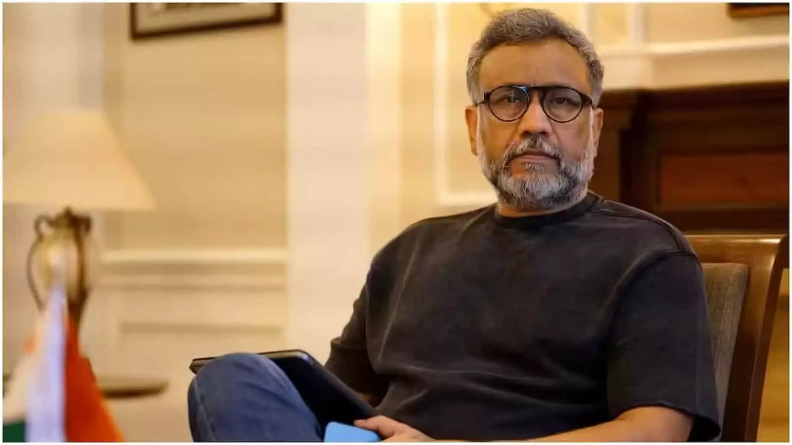 तस्वीर में अभिनेता मनोज बाजपेयी एक इनडोर सेटिंग में नजर आ रहे हैं। तस्वीर में अभिनेता मनोज बाजपेयी एक इनडोर सेटिंग में नजर आ रहे हैं।