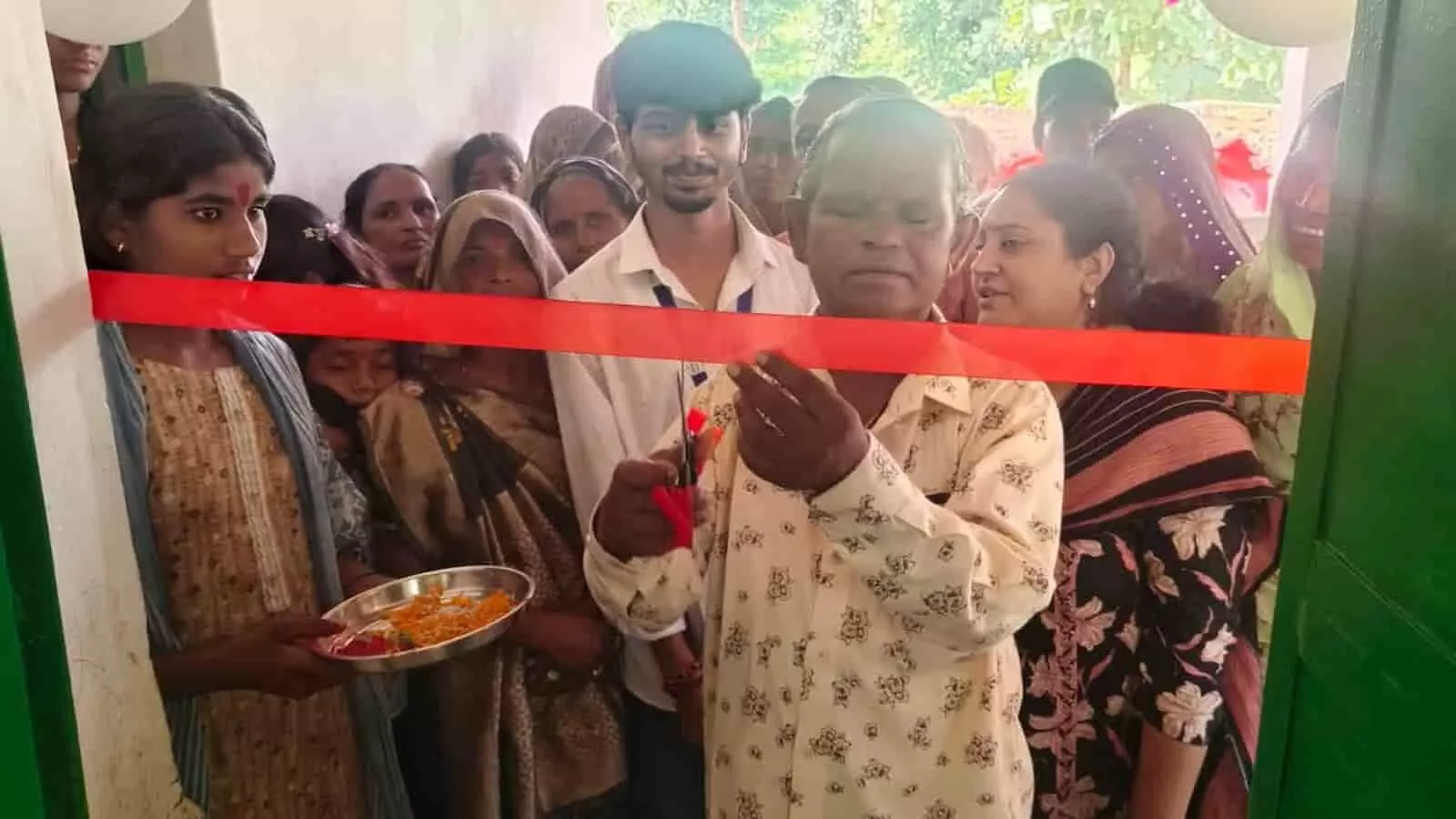 खेरवाड़ा में आयोजित कार्यक्रम के दौरान फीता काटकर भवन का शुभारंभ करते अतिथि और स्थानीय लोग। खेरवाड़ा में आयोजित कार्यक्रम के दौरान फीता काटकर भवन का शुभारंभ करते अतिथि और स्थानीय लोग।