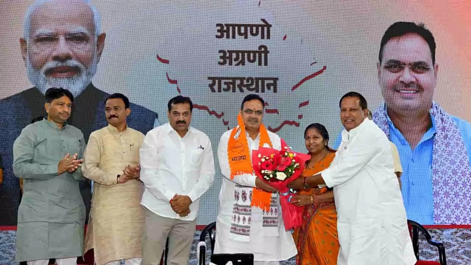 तस्वीर में बाएं से दाएं खड़े भाजपा नेता मुख्यमंत्री भजनलाल शर्मा को गुलदस्ता सौंपकर स्वागत कर रहे हैं। तस्वीर में बाएं से दाएं खड़े भाजपा नेता मुख्यमंत्री भजनलाल शर्मा को गुलदस्ता सौंपकर स्वागत कर रहे हैं।
