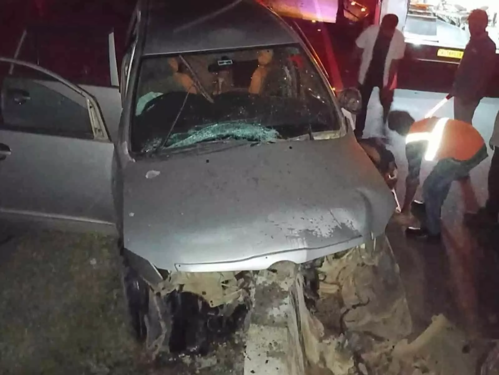 तस्वीर में मैहर राष्ट्रीय राजमार्ग पर दुर्घटनाग्रस्त इनोवा कार और राहत कर्मी दिख रहे हैं. तस्वीर में मैहर राष्ट्रीय राजमार्ग पर दुर्घटनाग्रस्त इनोवा कार और राहत कर्मी दिख रहे हैं.