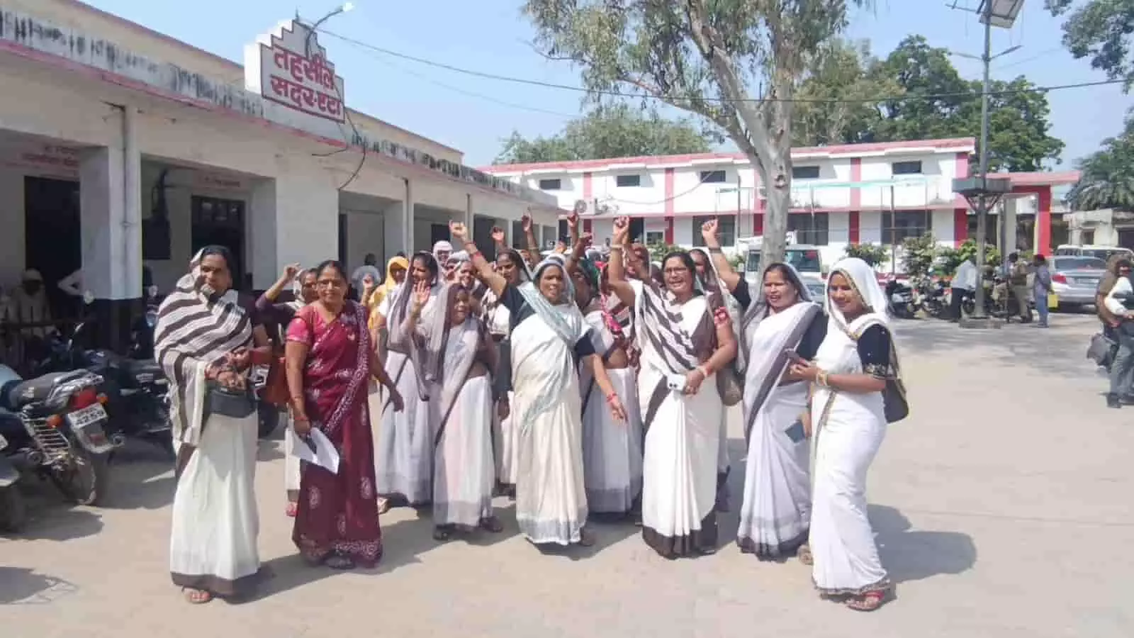 तस्वीर में एटा तहसील सदर भवन के सामने कई महिलाएं समूह में खड़ी होकर नारेबाजी कर रही हैं। तस्वीर में एटा तहसील सदर भवन के सामने कई महिलाएं समूह में खड़ी होकर नारेबाजी कर रही हैं।