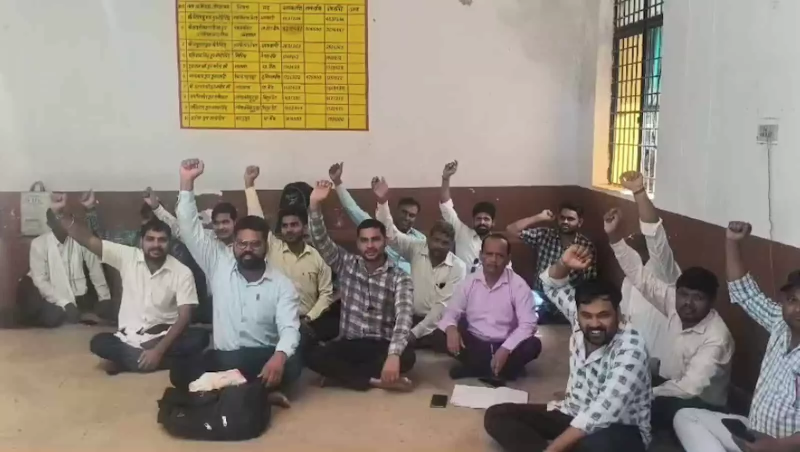 तस्वीर में लेखपाल एटा के तहसील कार्यालय में जमीन पर बैठकर हाथ उठाकर नारेबाजी करते दिख रहे हैं। तस्वीर में लेखपाल एटा के तहसील कार्यालय में जमीन पर बैठकर हाथ उठाकर नारेबाजी करते दिख रहे हैं।