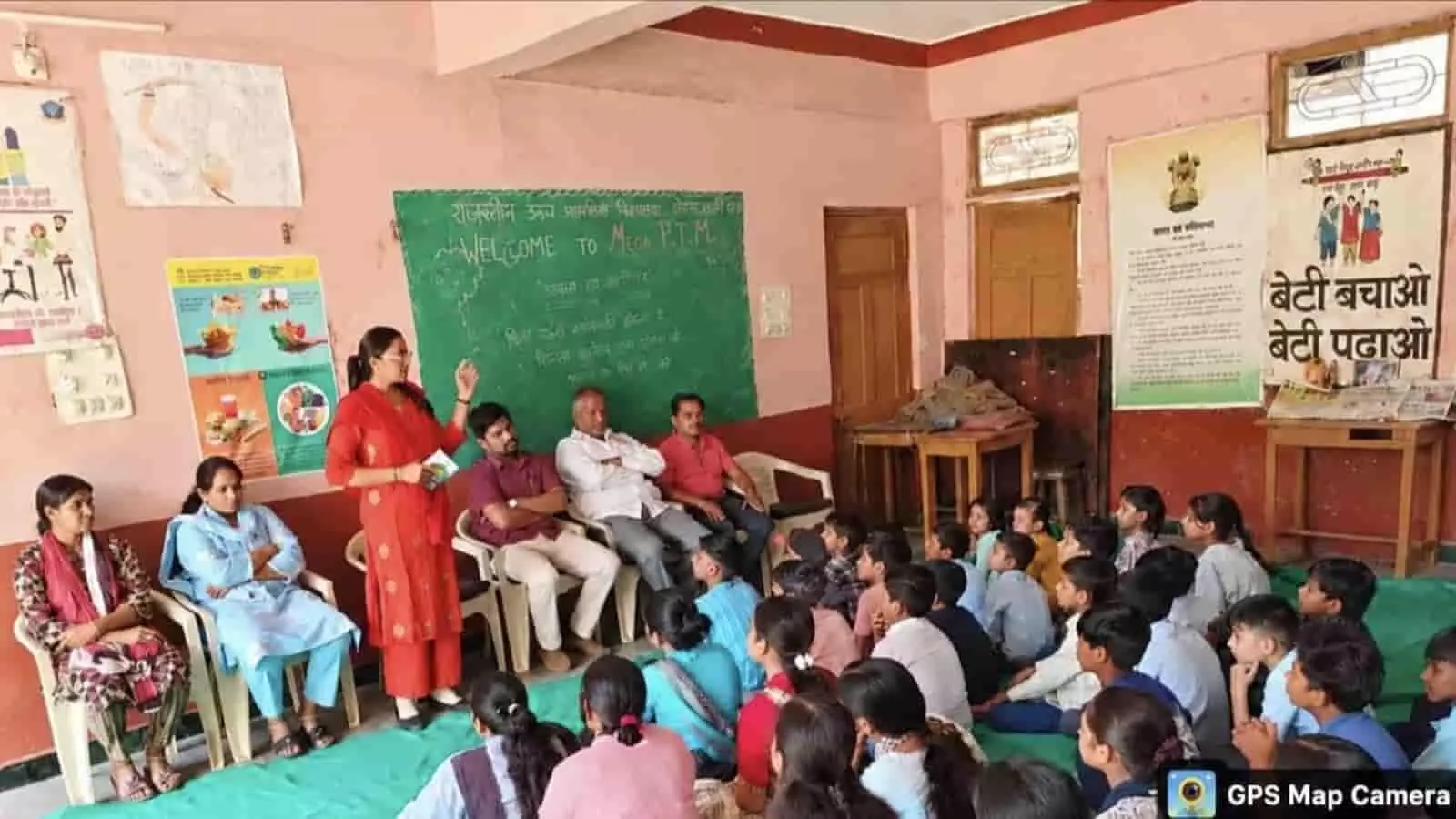 तस्वीर में कक्षा में बैठी महिला अधिकारी बच्चों को संबोधित करते हुए जानकारी दे रही हैं। तस्वीर में कक्षा में बैठी महिला अधिकारी बच्चों को संबोधित करते हुए जानकारी दे रही हैं।