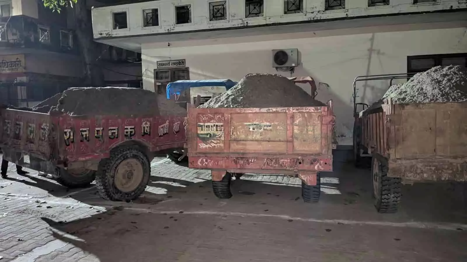 तस्वीर में रात के समय थाने परिसर में रेत से भरी तीन ट्रैक्टर-ट्रॉलियां खड़ी हैं। तस्वीर में रात के समय थाने परिसर में रेत से भरी तीन ट्रैक्टर-ट्रॉलियां खड़ी हैं।