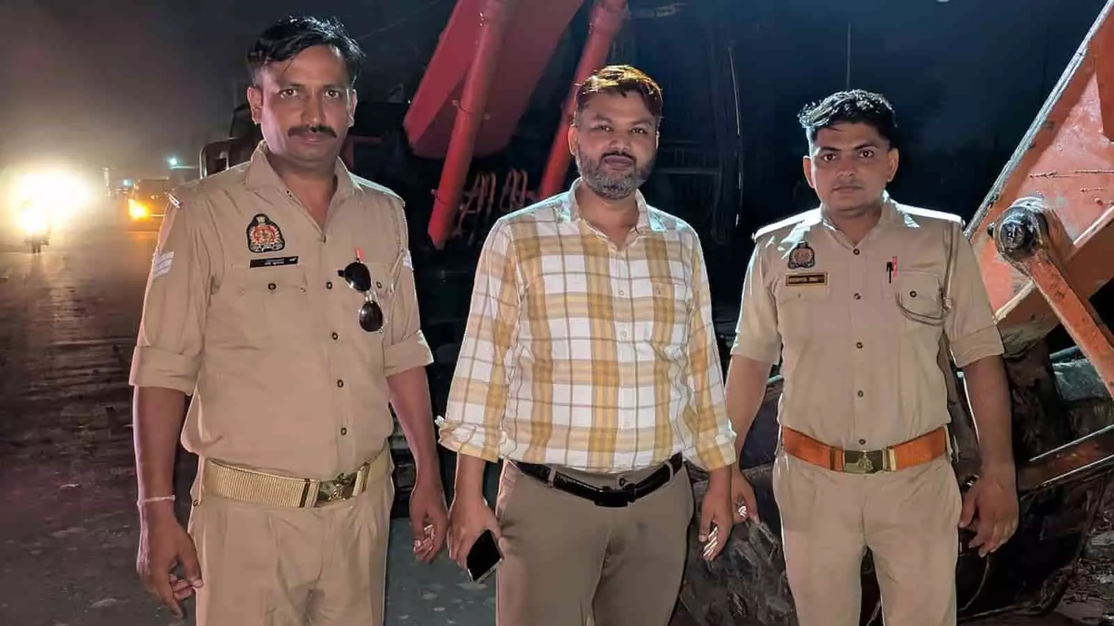 कासगंज में अवैध खनन पर बड़ी कार्रवाई, एक्सकेवेटर और तीन ट्रैक्टर जब्त कासगंज में अवैध खनन पर बड़ी कार्रवाई, एक्सकेवेटर और तीन ट्रैक्टर जब्त
