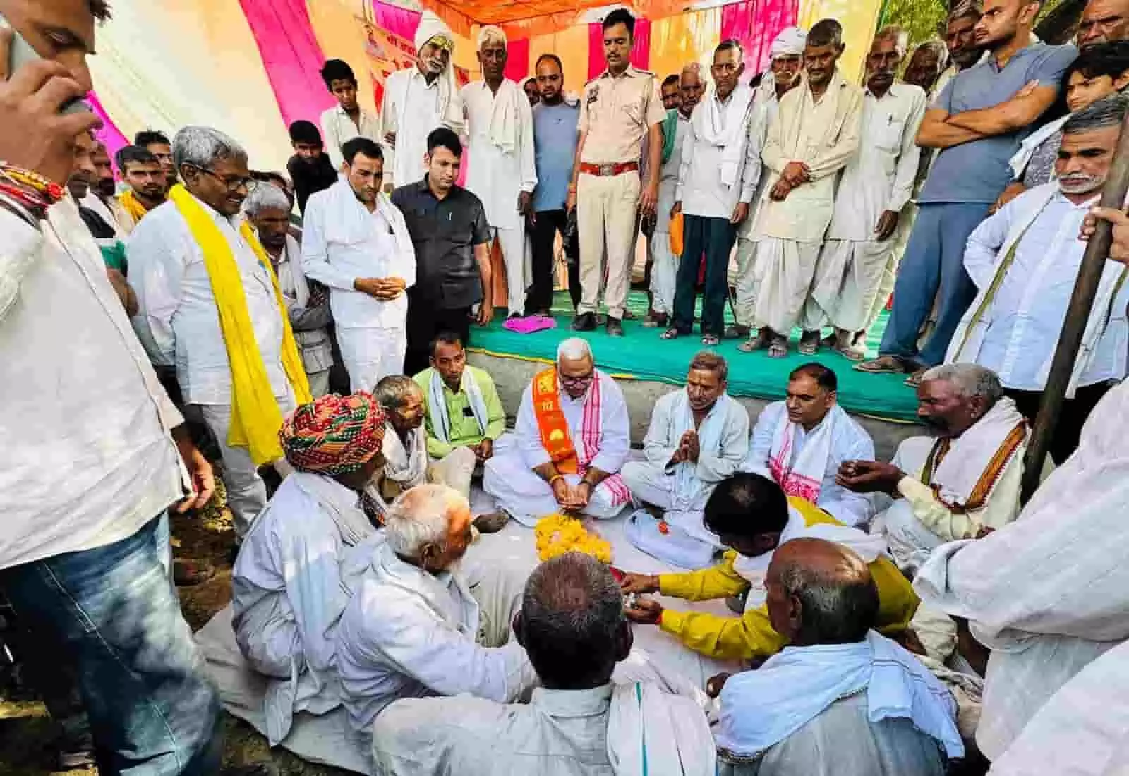 तस्वीर में गृह राज्य मंत्री जवाहर सिंह बेढ़म भूमि पूजन के दौरान धार्मिक अनुष्ठान करते दिख रहे हैं। तस्वीर में गृह राज्य मंत्री जवाहर सिंह बेढ़म भूमि पूजन के दौरान धार्मिक अनुष्ठान करते दिख रहे हैं।