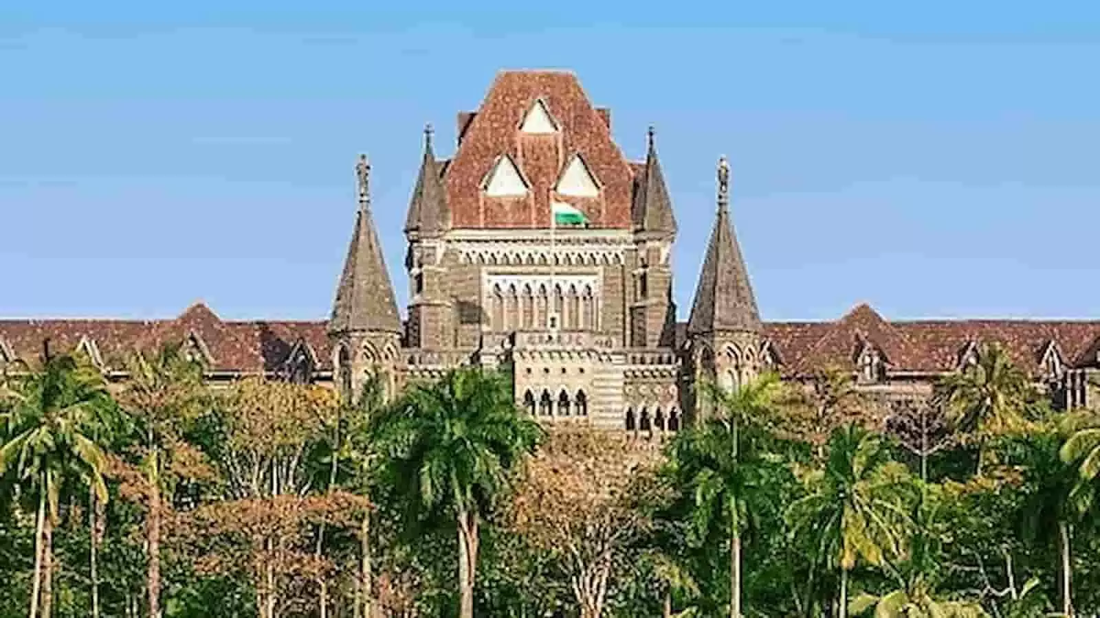 तस्वीर में दिख रही बंबई उच्च न्यायालय की ऐतिहासिक इमारत के ऊपर राष्ट्रीय ध्वज फहरा रहा है। तस्वीर में दिख रही बंबई उच्च न्यायालय की ऐतिहासिक इमारत के ऊपर राष्ट्रीय ध्वज फहरा रहा है।