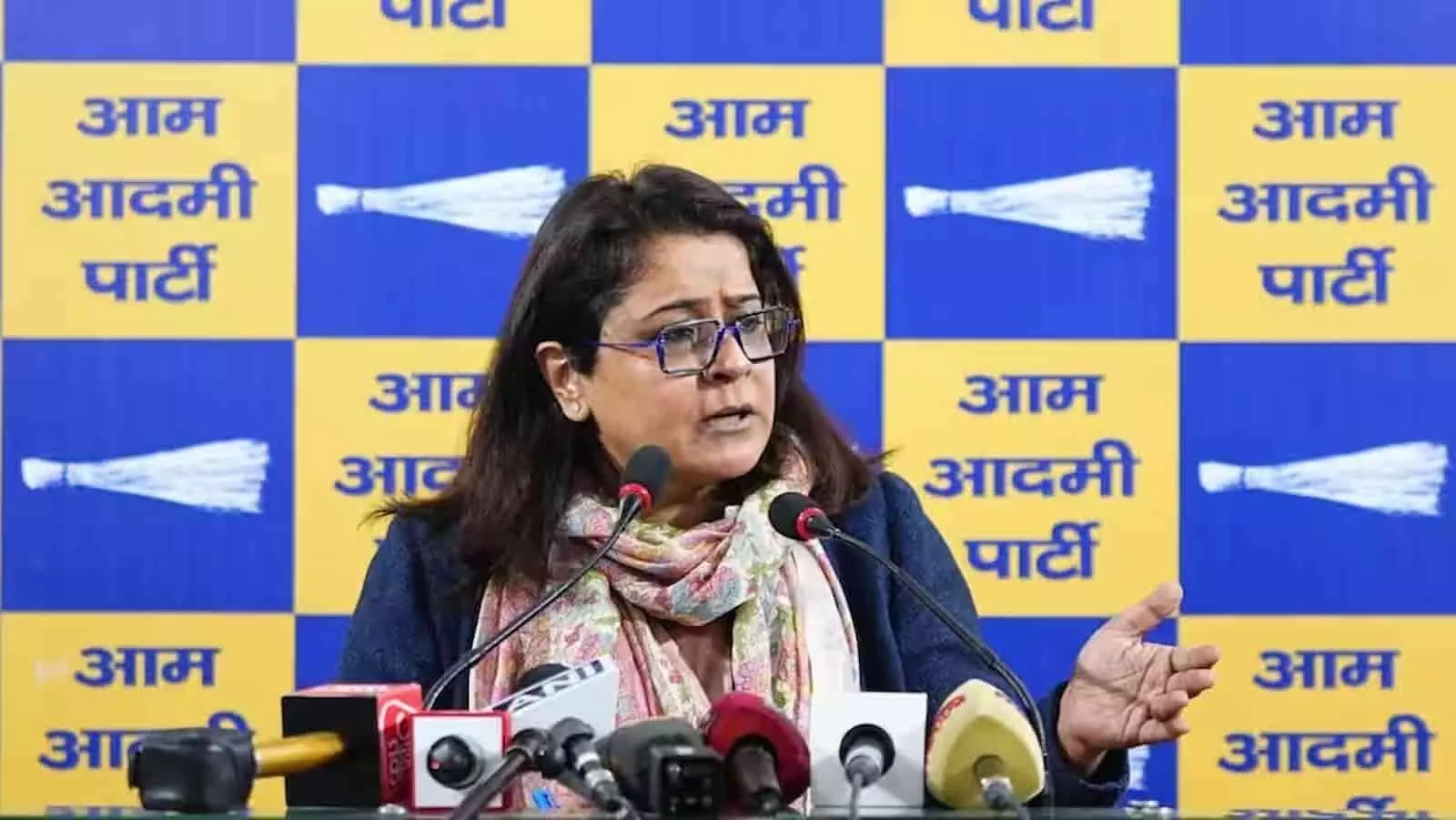 तस्वीर में प्रियंका कक्कड़ चश्मा पहने हुए माइक के सामने हाथ से इशारा करते हुए बोल रही हैं। तस्वीर में प्रियंका कक्कड़ चश्मा पहने हुए माइक के सामने हाथ से इशारा करते हुए बोल रही हैं।