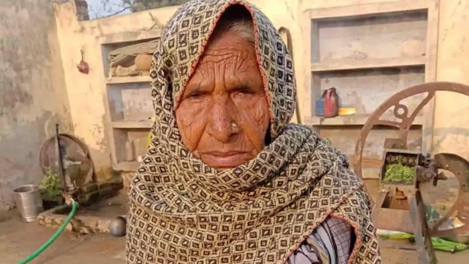 तस्वीर में एटा के जिटौली गांव की बुजुर्ग महिला प्रेमा देवी नजर आ रही हैं। तस्वीर में एटा के जिटौली गांव की बुजुर्ग महिला प्रेमा देवी नजर आ रही हैं।