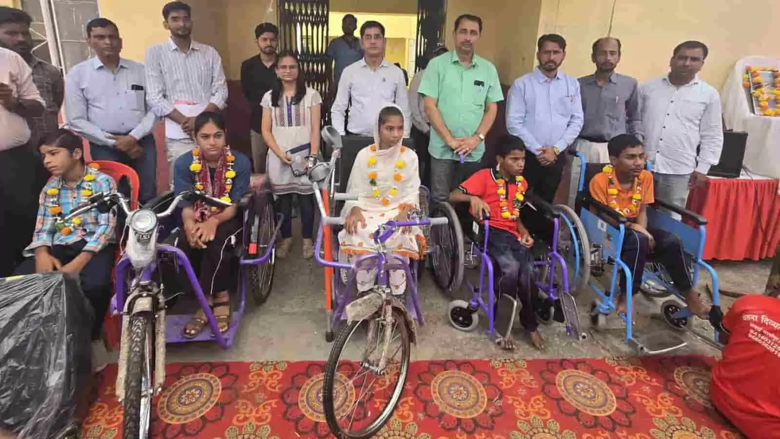 तस्वीर में सवाई माधोपुर में सहायक उपकरण प्राप्त करने वाले दिव्यांग विद्यार्थी और अधिकारी नजर आ रहे हैं। तस्वीर में सवाई माधोपुर में सहायक उपकरण प्राप्त करने वाले दिव्यांग विद्यार्थी और अधिकारी नजर आ रहे हैं।